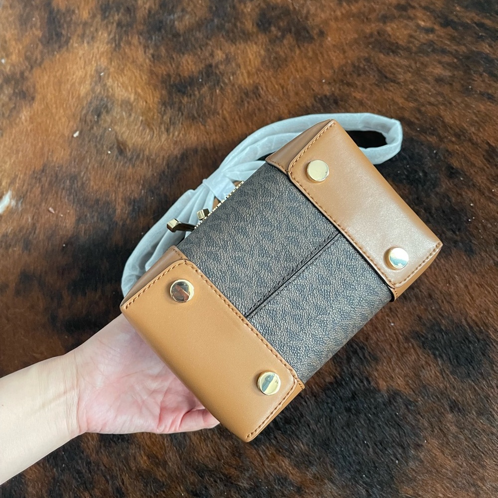 Michael Kors Mercer Gallery Convertible Bucket Leather Shoulder Bag - Picture 3 of 5